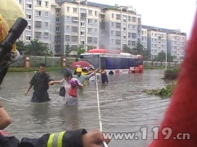 公交車陷齊腰深積水 揚州消防急救15名乘客[圖]