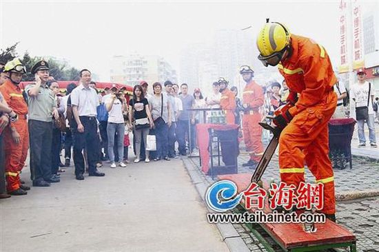 消防宣傳車走進社區(qū)