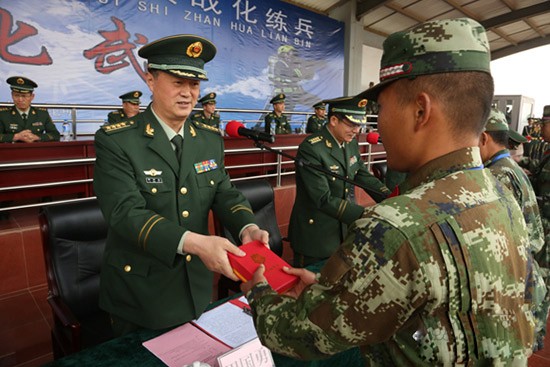 消防總隊領導向獲獎官兵頒獎